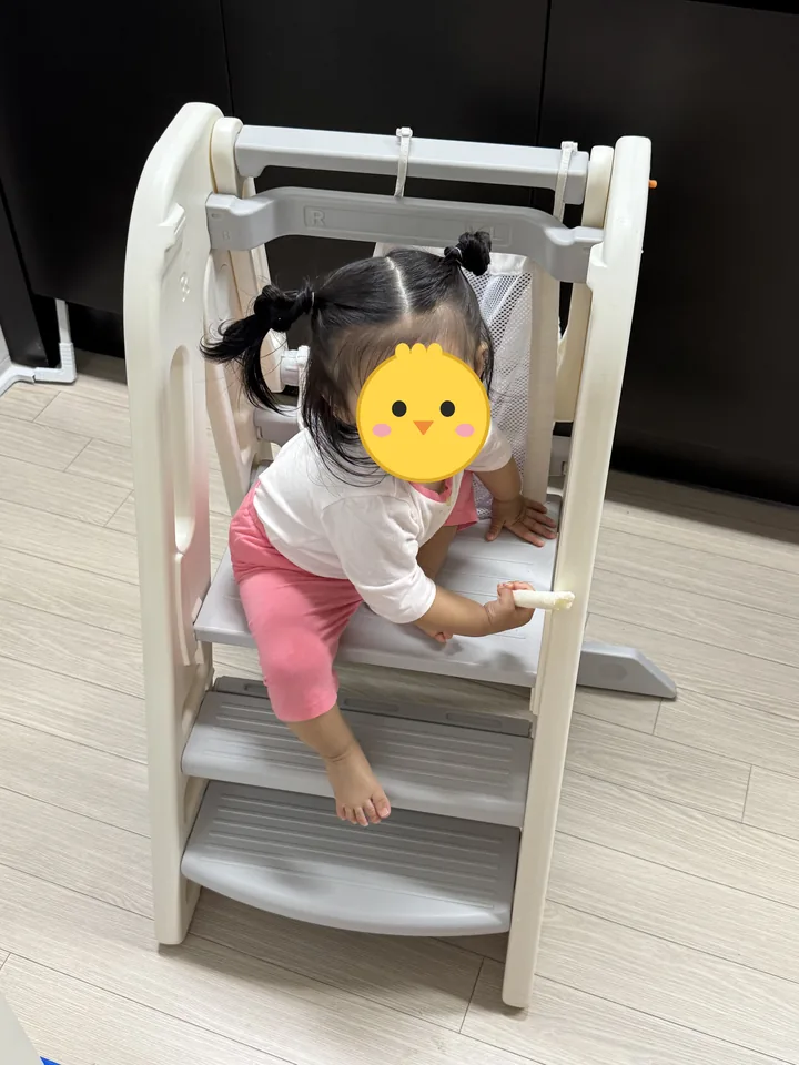 떡뻥 하나를 쥐고 주니 러닝타워 맨 위 발판에 올라와 앉은 첫째(얼굴은 병아리 그림으로 가림)