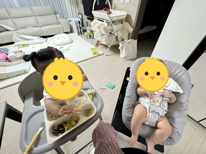 식판으로 밥 먹는 첫째와 옆 바운서에 누운 둘째(얼굴은 병아리 그림으로 가림)