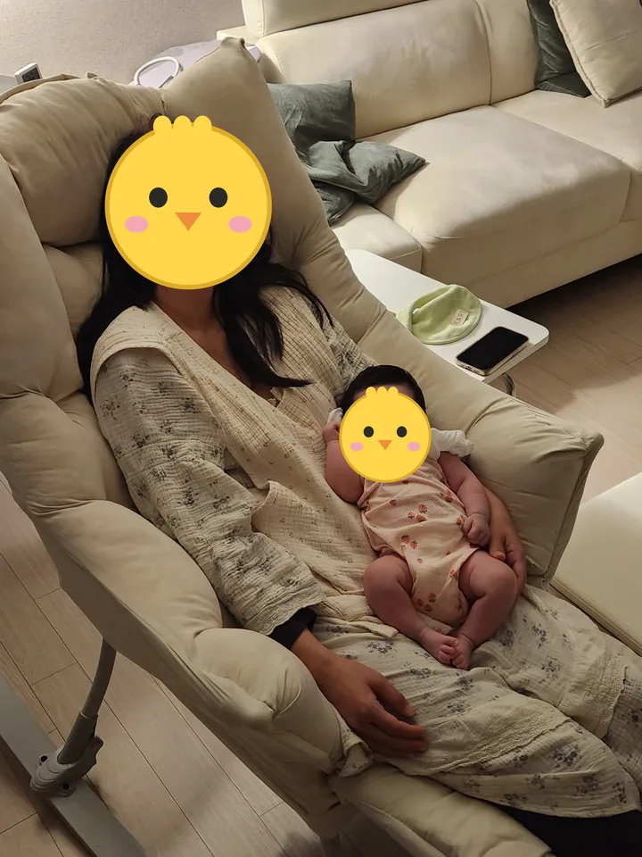 수유의자에서 첫째를 안은 채 잠든 엄마(두 사람 얼굴은 병아리 그림으로 가림)