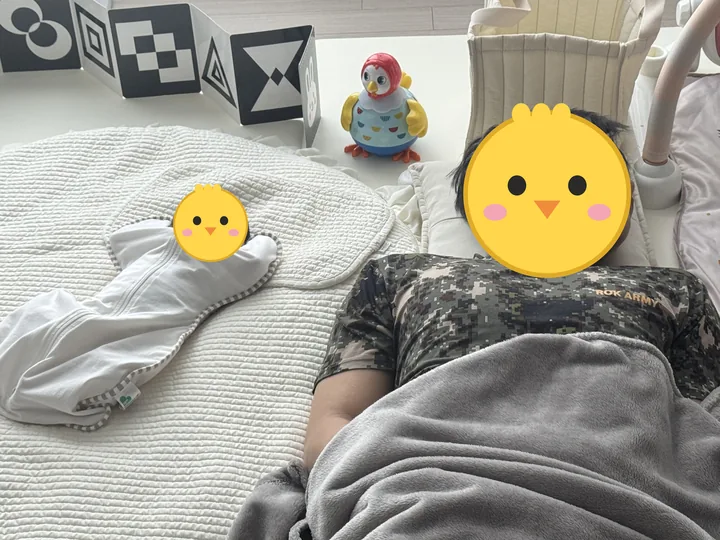 출산휴가 중 신생아 첫째와 나란히 누워 낮잠 자는 아빠(얼굴은 병아리 그림으로 가림)