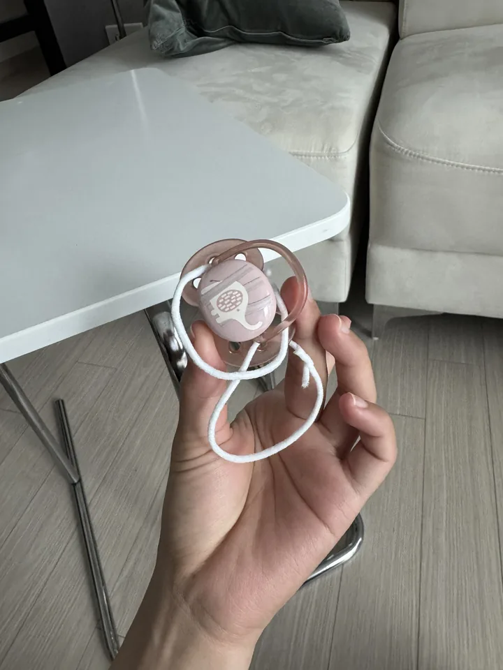 마스크 끈을 달아 본 아기 쪽쪽이를 들고 있는 아빠 손
