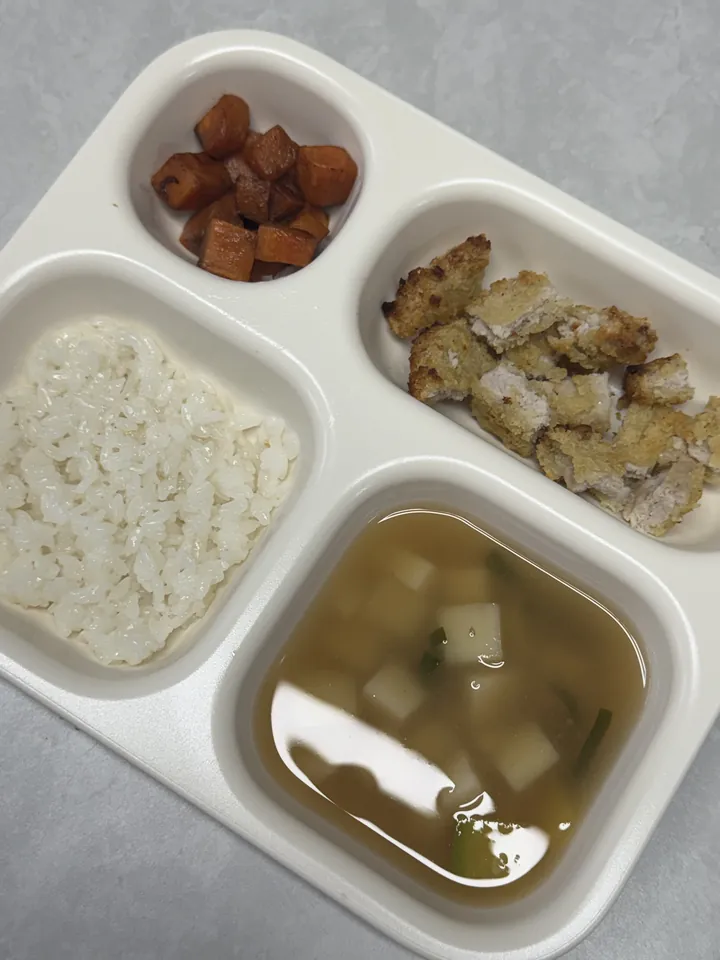 탁가온 에코젠 유아 식판에 담은 밥, 국, 고구마, 돈가스